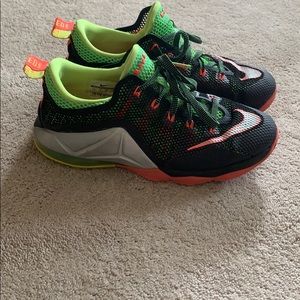 Basketball shoes
